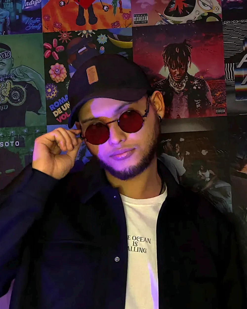 DJ R3DOS con gorra y lentes de montura roja, bajo luz roja en el estudio de ROCOL4