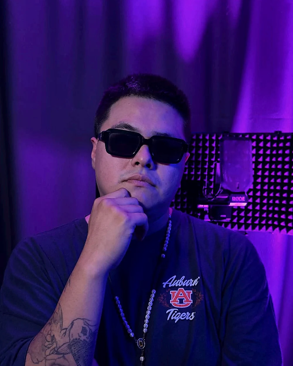 El Gordo Wichi con lentes oscuros en el estudio de ROCOL4, bajo luz morada